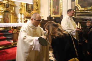 ksiądz Rafał Wilkołek z relikwiami świetego Floriana